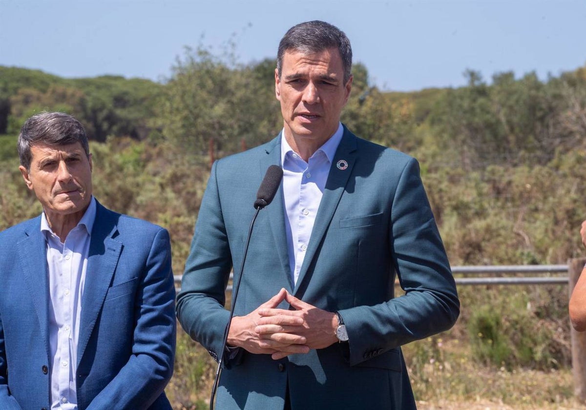 El presidente del Gobierno de España, Pedro Sánchez, en una visita a Doñana en abril