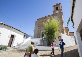 El pequeño pueblo de Huelva que tiene una ruta que te permitirá atravesar un bosque encantado