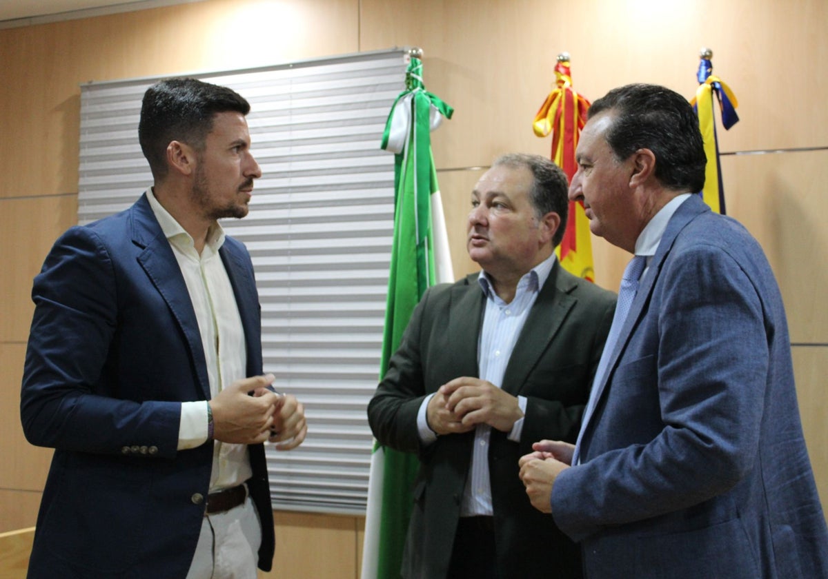 David Toscano en el pleno de esta mañana junto a Adrián Cano y Manuel Andrés González