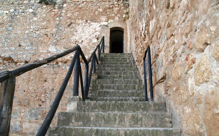 Imagen principal - El pueblo de Huelva que tiene un castillo que te hará sentir como en la Alhambra de Granada: «Es una pasada»