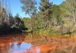 Uno de los lagos más curiosos de España se encuentra en este pueblo de Huelva: «Qué bonito el paisaje y el contraste de colores»