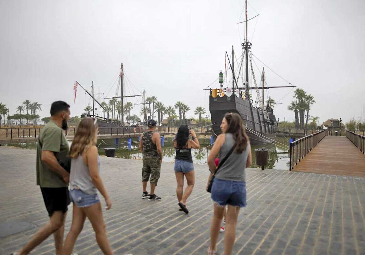 Visitantes en la reapertura del Muelle de las Carabelas este verano