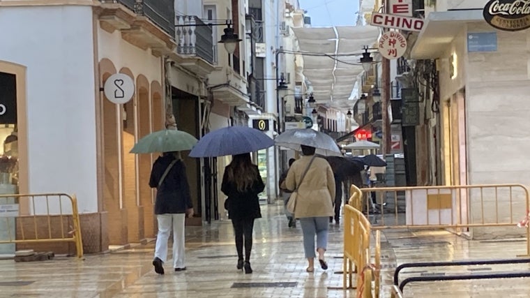 Lluvia en una calle peatonal de Huelva