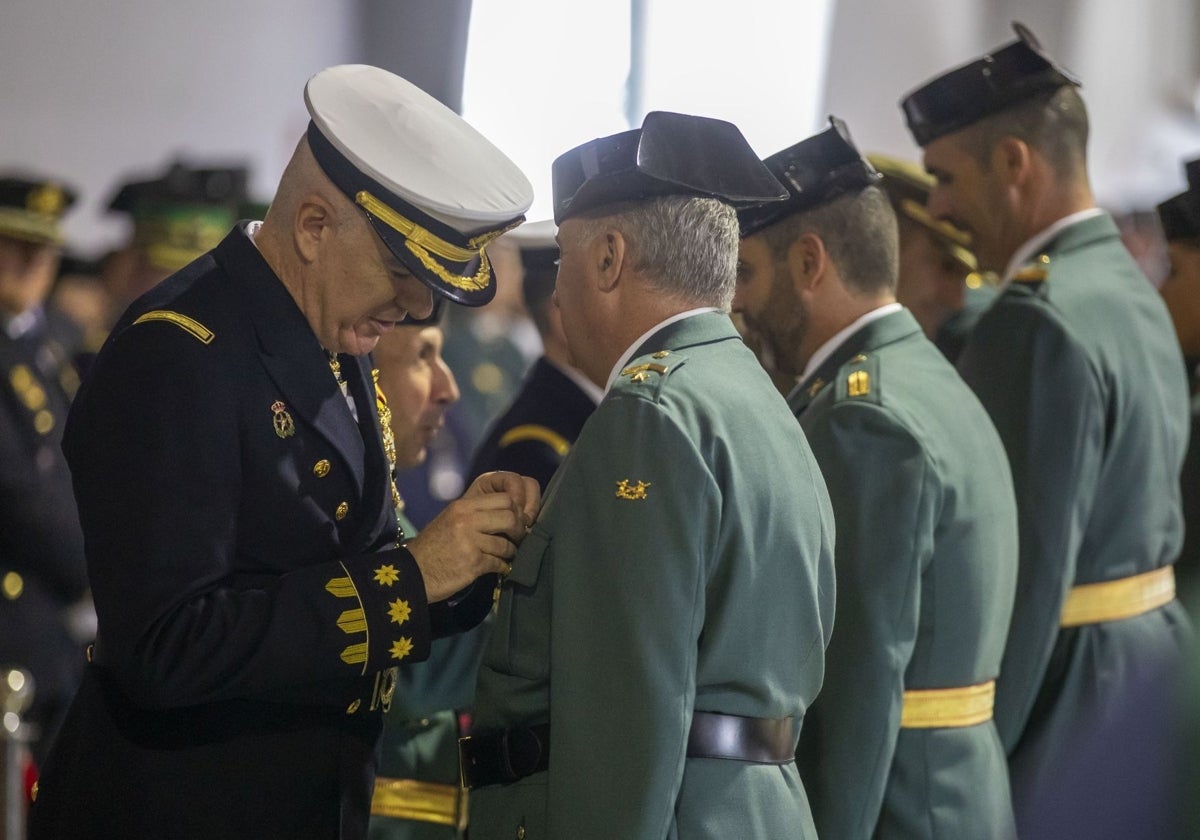 Entrega de condecoraciones a agentes de la Guardia Civil el 12 de octubre