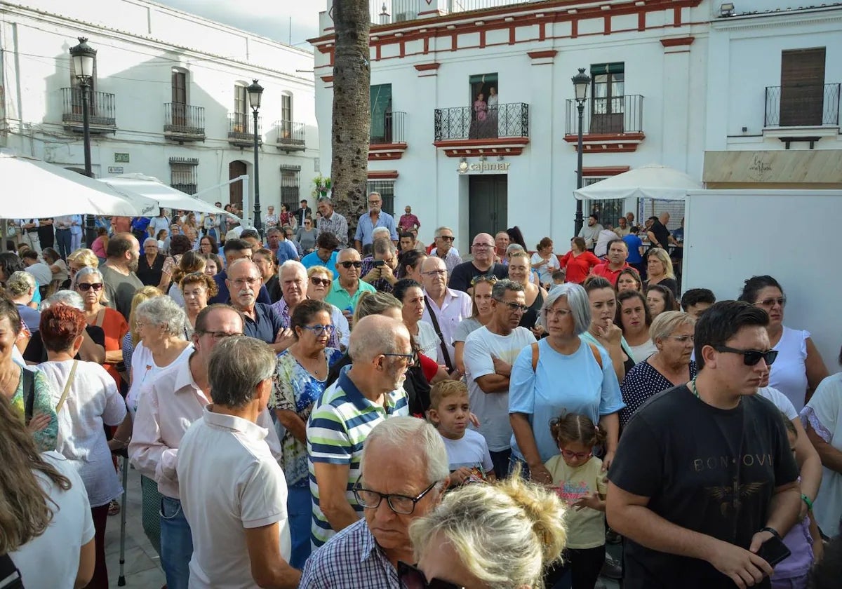 Concentración de vecinos de Almonte frente al Ayuntamiento