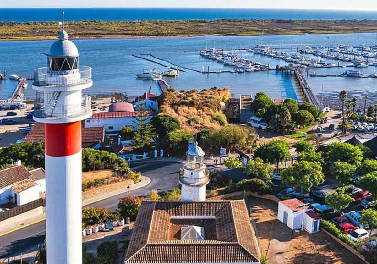 El faro de El Rompido, con el antiguo en segundo término