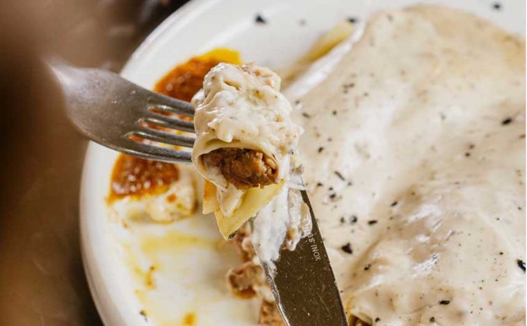 Imagen principal - Arriba, sus famosos canelones de carrilleras y trufa. Sobre estas líneas, el lagarto a la parrilla y una vista del interior del restaurante