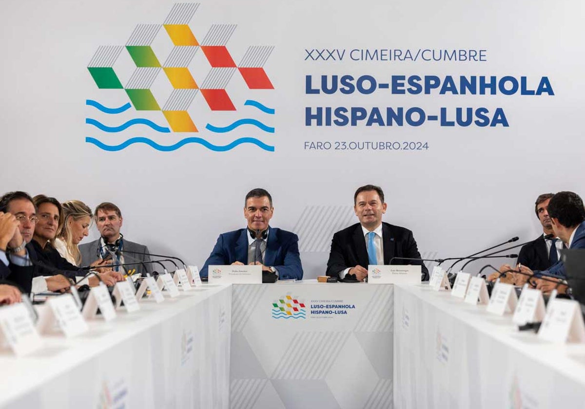 Pedro Sánchez y Luís Montenegro, en el centro, durante la cumbre bilateral celebrada en Faro