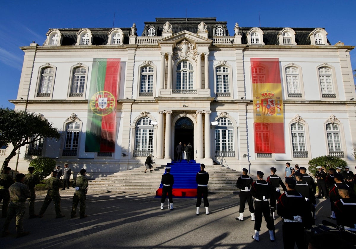 Fachada del Palacio Fialho, en Faro, que acoge la cumbre hispano-lusa