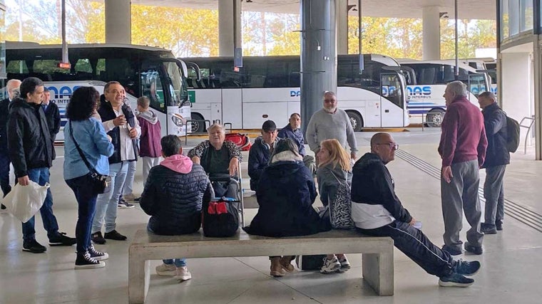 Personas esperando esta mañana en la estación de autobuses de la capital