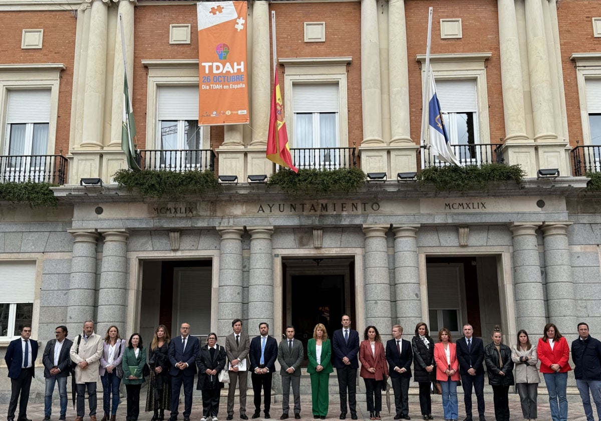 Minuto de silencio en el Ayuntamiento de Huelva