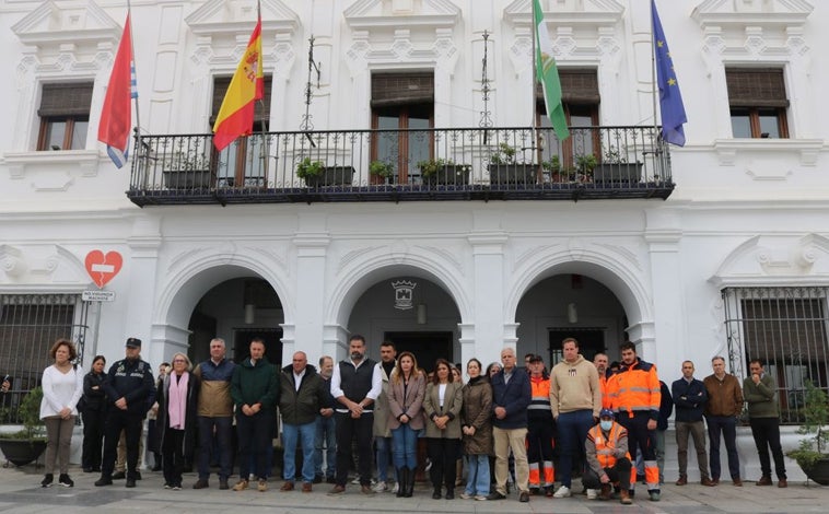 Imagen principal - Minutos de silencio en los Ayuntamientos de Cartaya y Punta Umbría