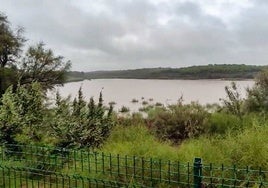 Las lluvias llenan en una noche la laguna de El Portil