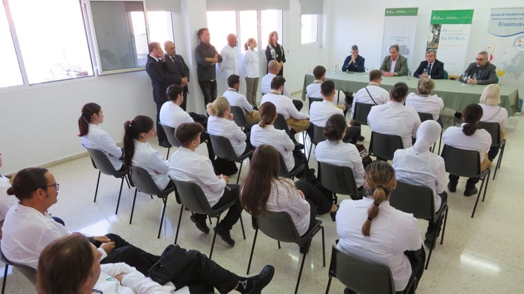 Los alumnos en el acto de inauguración del curso celebrado esta mañana en la Escuela de Hostelería de Islantilla