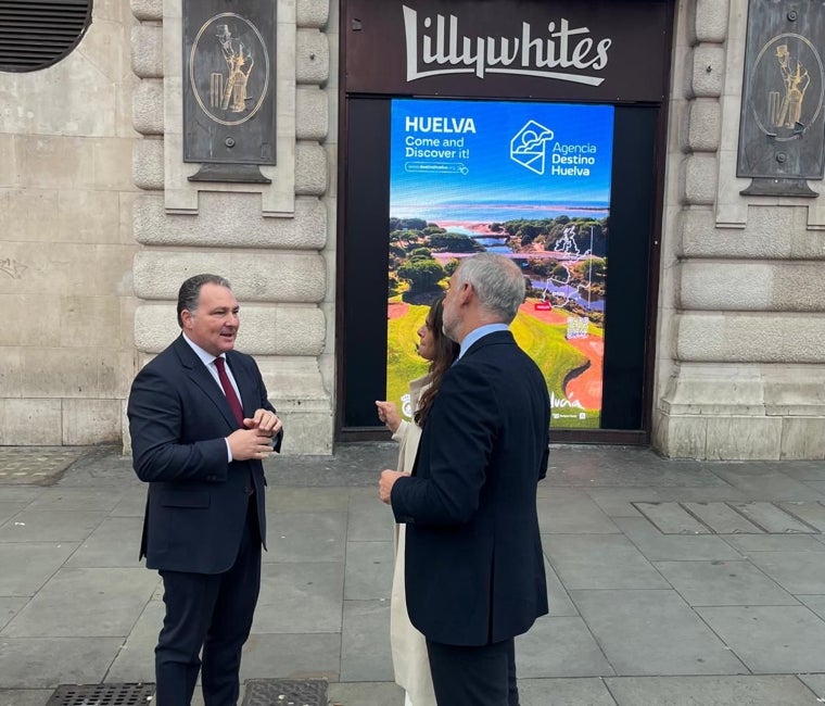David Toscano junto a Emilio Cabot y Marian Gómez en Piccadilly Circus