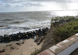 Costas pretende recuperar la playa del Portil con arena de los bajos antes de Semana Santa