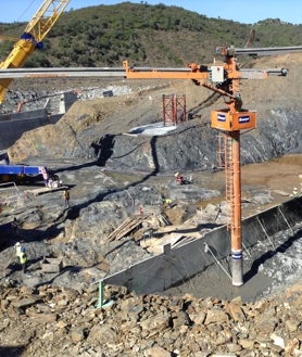 Imagen secundaria 2 - Diferentes momentos de la construcción de la presa de Alcolea