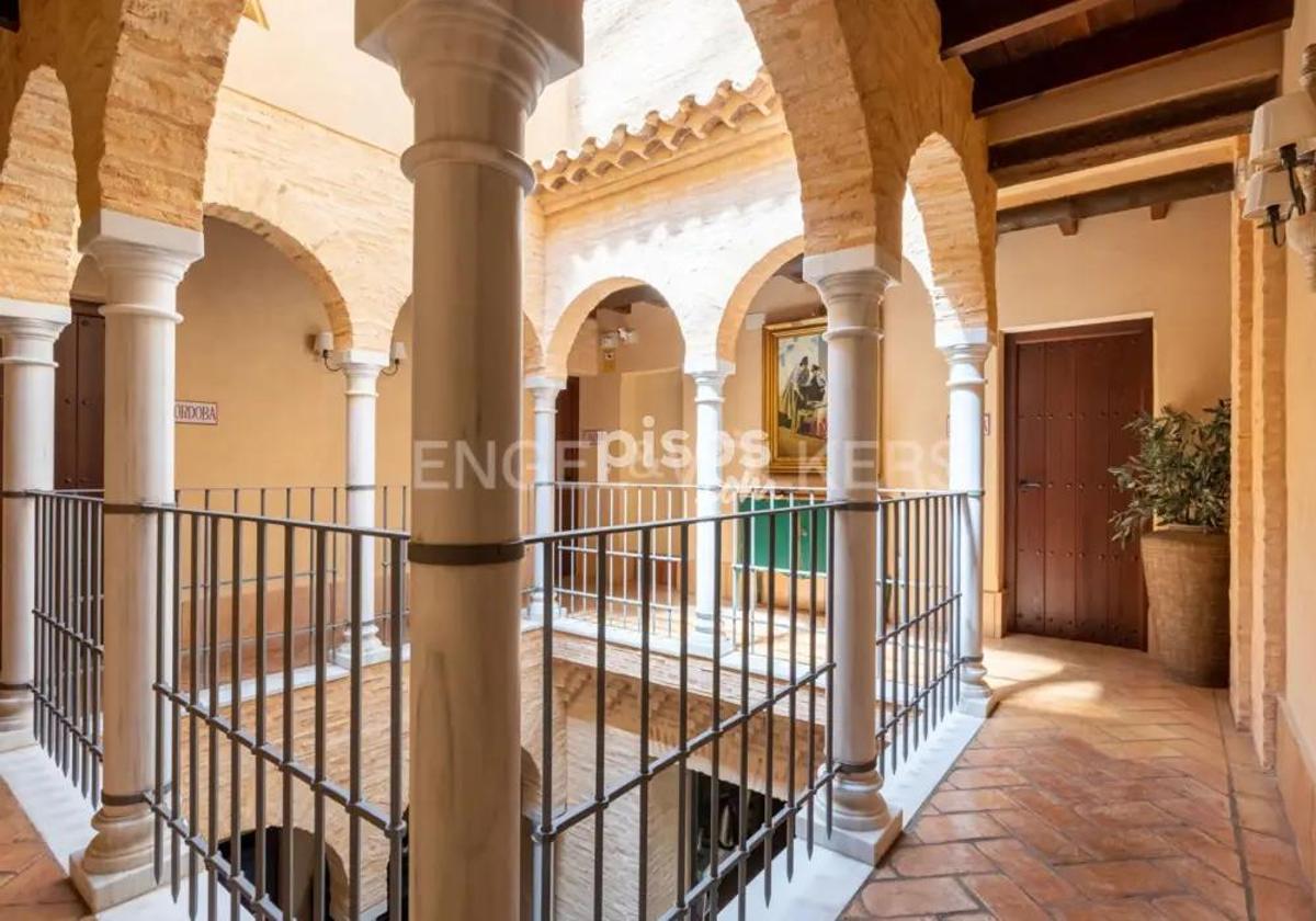 Imagen del patio interior de la vivienda que está a la venta en Aracena