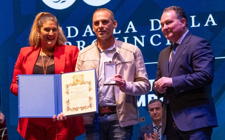 Imagen principal - El acto central de esta celebración ha sido la entrega del máximo galardón que otorga la Diputación de Huelva, las medallas de oro de la provincia