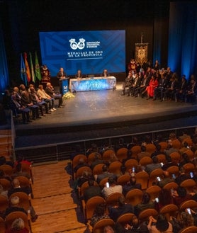 Imagen secundaria 2 - El acto central de esta celebración ha sido la entrega del máximo galardón que otorga la Diputación de Huelva, las medallas de oro de la provincia