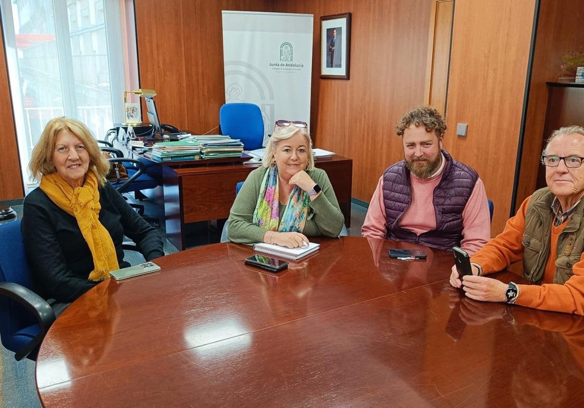 La reunión de los miembros de la Asociación de Vecinos Portileños con la delegada de Salud, Manuela Caro