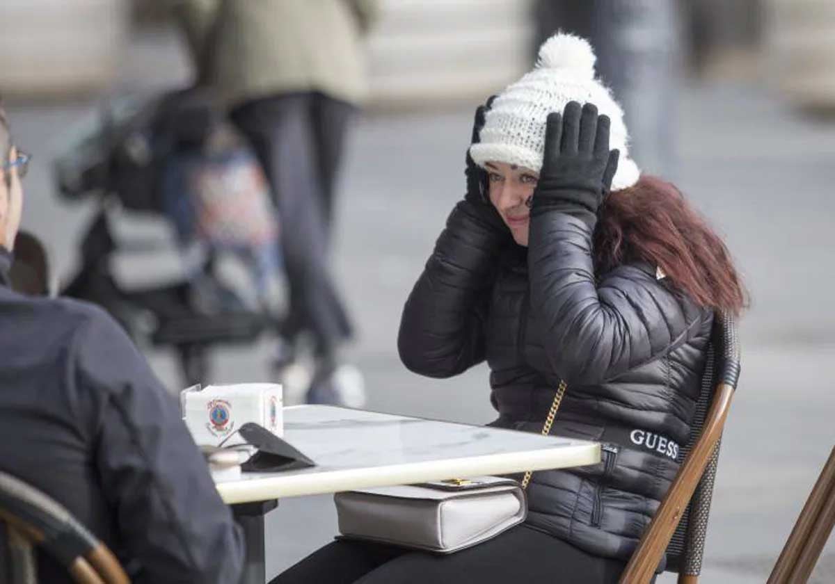 La ropa de abrigo reservada para los meses más fríos tendrá que esperar