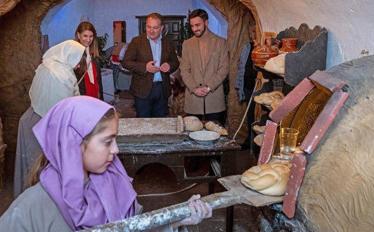 Imagen principal - En su recorrido, la delegación provincial visitó Cumbres Mayores (abajo derecha), Fuenteheridos, Alájar (arriba), Los Marines, Arroyomolinos de León, Puerto Moral, Galaroza y Castaño del Robledo (abajo izquierda)