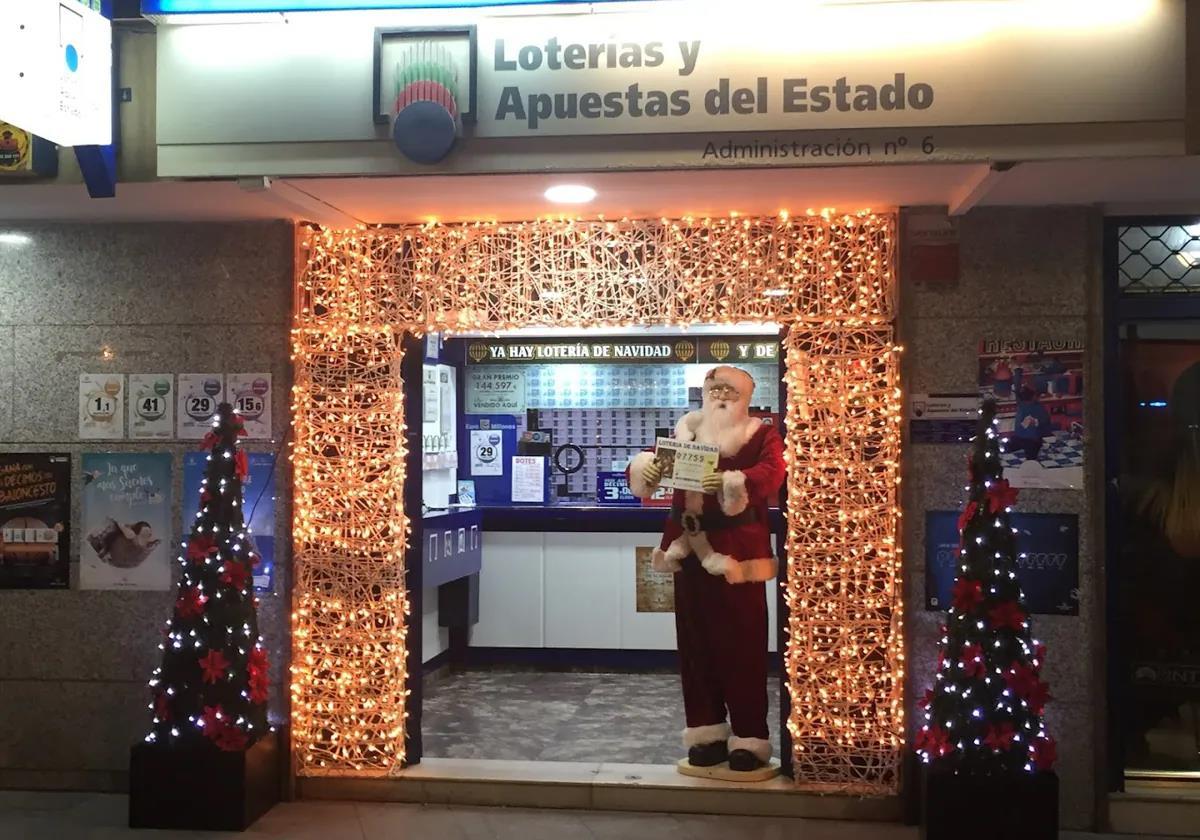 Entrada a la administración número 6, en el centro de Huelva capital