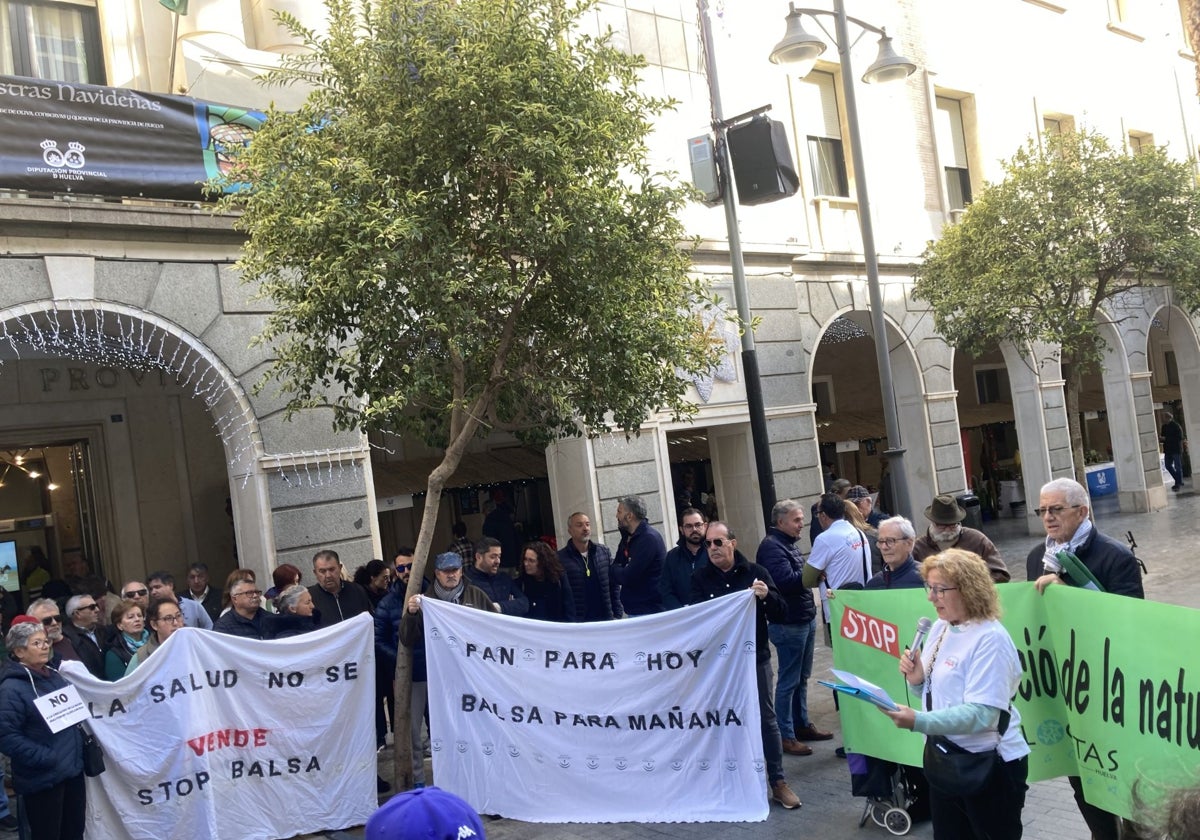 Concentración de protesta de vecinos de Valdelamusa contra el proyecto de balsa de residuos