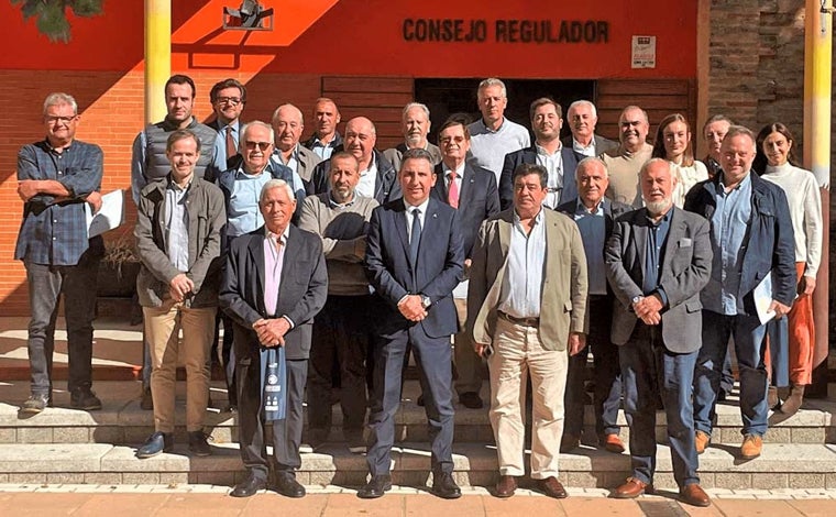 Foto de familia del nuevo plenario del Consejo Regulador Condado de Huelva