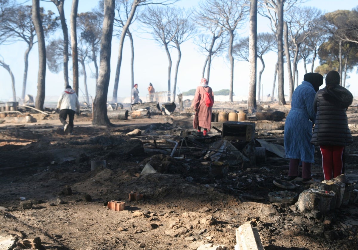 Personas que viven en el asentamiento chabolista arrasado por el fuego