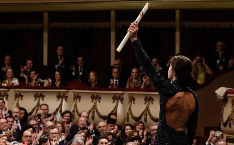 Imagen principal - Carolina Marín, en la entrega del Premio Princesa de Asturias de los Deportes; manga marina en Isla Cristina; y Los presidentes de España y Portugal en la Cumbre Hispano-Lusa