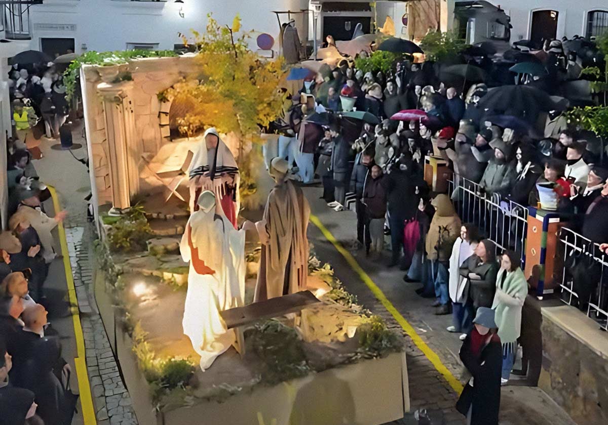 Una de las escenas bíblicas desfila bajo la lluvia en la localidad serrana