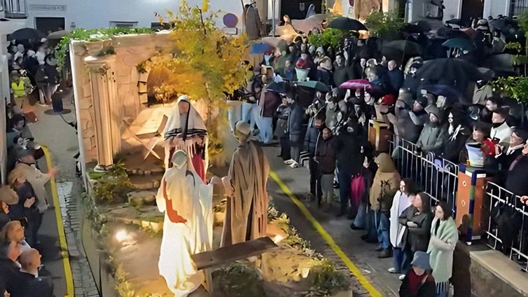 Higuera de la Sierra se impone a los elementos y saca a la calle su centenaria cabalgata