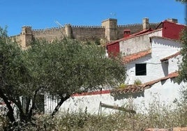 Sale a la venta una casa rural en Huelva por 40.000 euros con fantásticas vistas a un castillo medieval