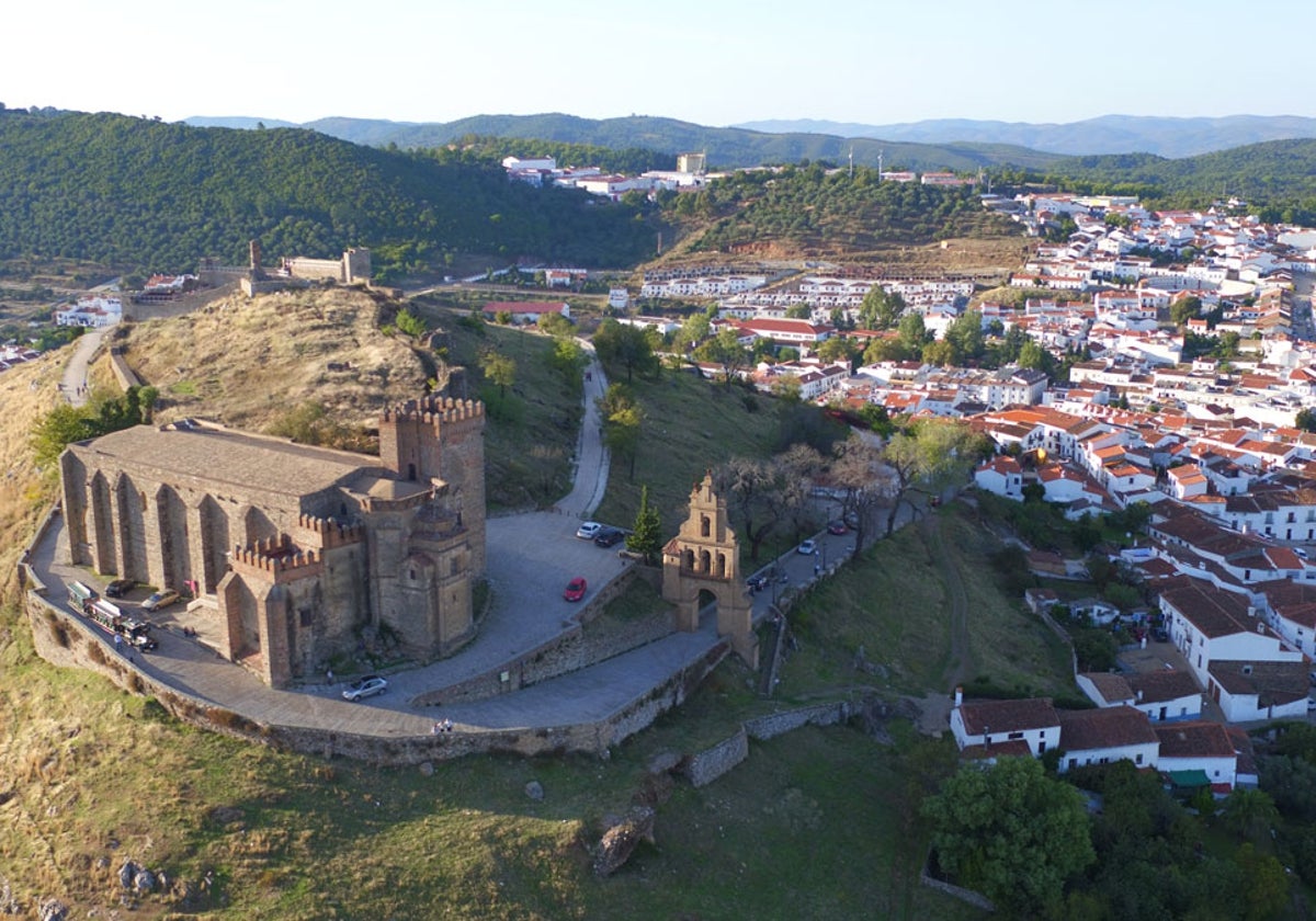 Vista aérea de Aracena y su castillo, en la Sierra de Huelva