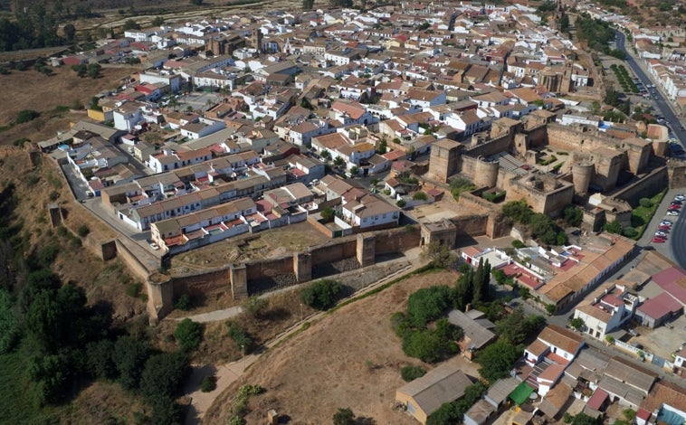 Imagen principal - Este es el pueblo que pudo ser la capital de la provincia de Huelva: «Ha sido un núcleo fundamental»