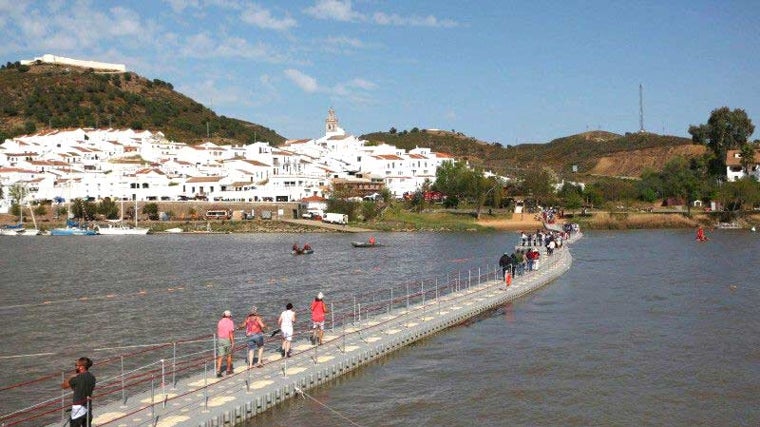 Una pasarela une los dos pueblos en un evento cultural,  el Festival del Contrabando