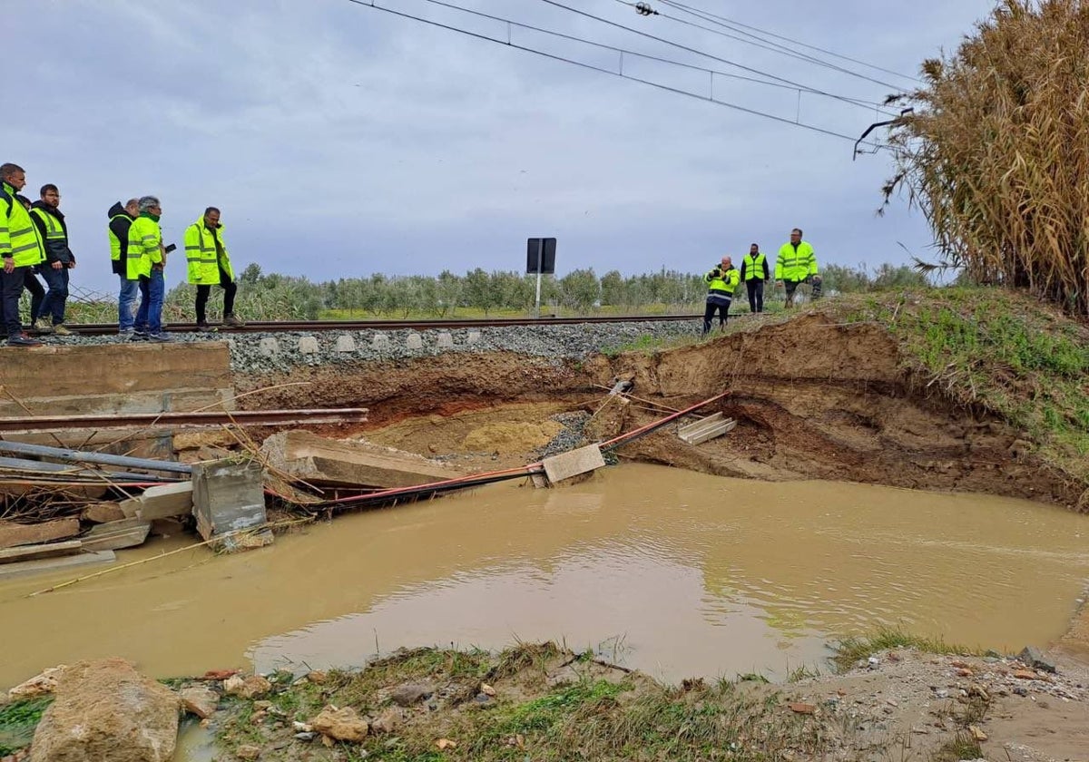 Técnicos de Renfe evalúan la situación de daños en la vía Huelva-Sevilla