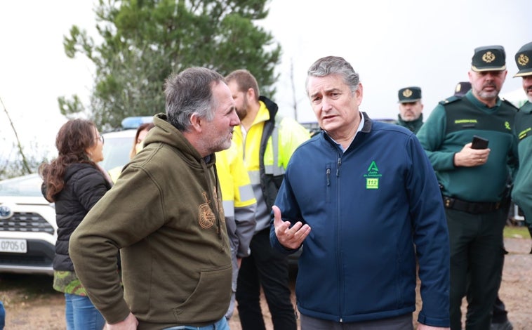 Imagen principal - Antonio Sanz, consejero de la Presidencia de la Junta de Andalucía, en el puesto de mando avanzado de Almonaster