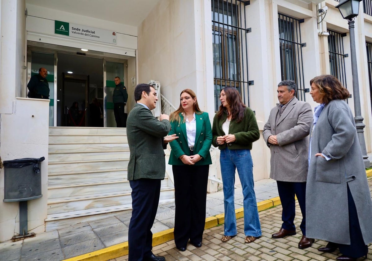 El consejero de Justicia, a las puertas de los Juzgados de Valverde