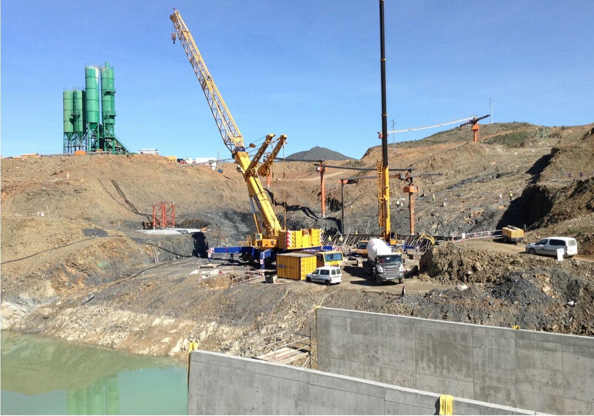 Trabajos de hormigonado cuando estaba en construcción la presa de Alcolea