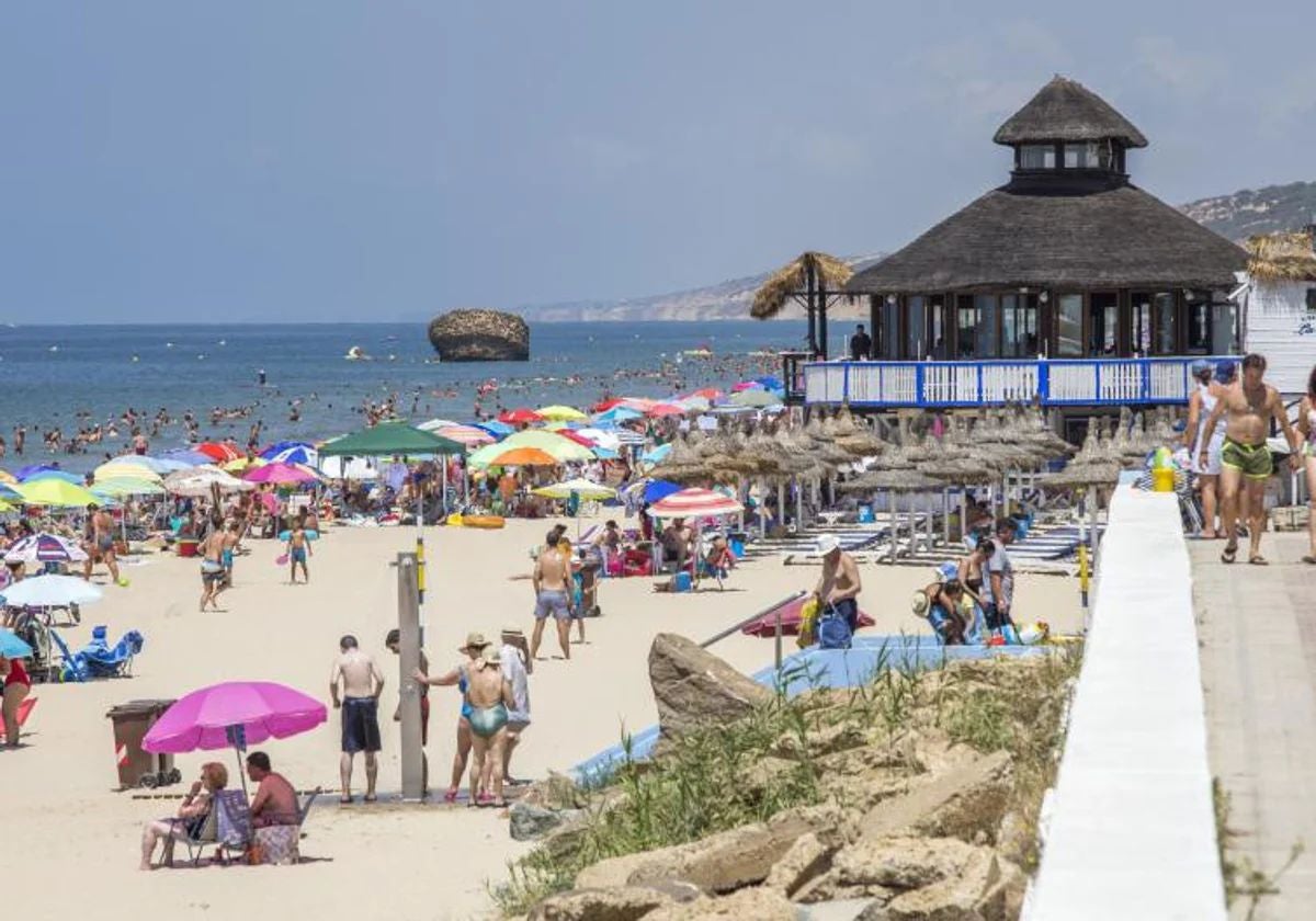 Playa de Matalascañas en verano llena de visitantes