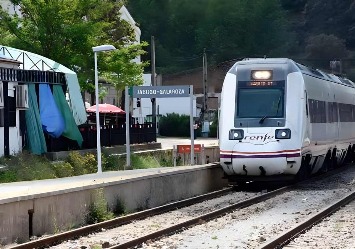 El tren a su paso por el apeadero de Jabugo-Galaroza