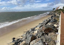 El Portil se siente «el patito feo» y da de nuevo casi por perdido el verano por la falta de arena