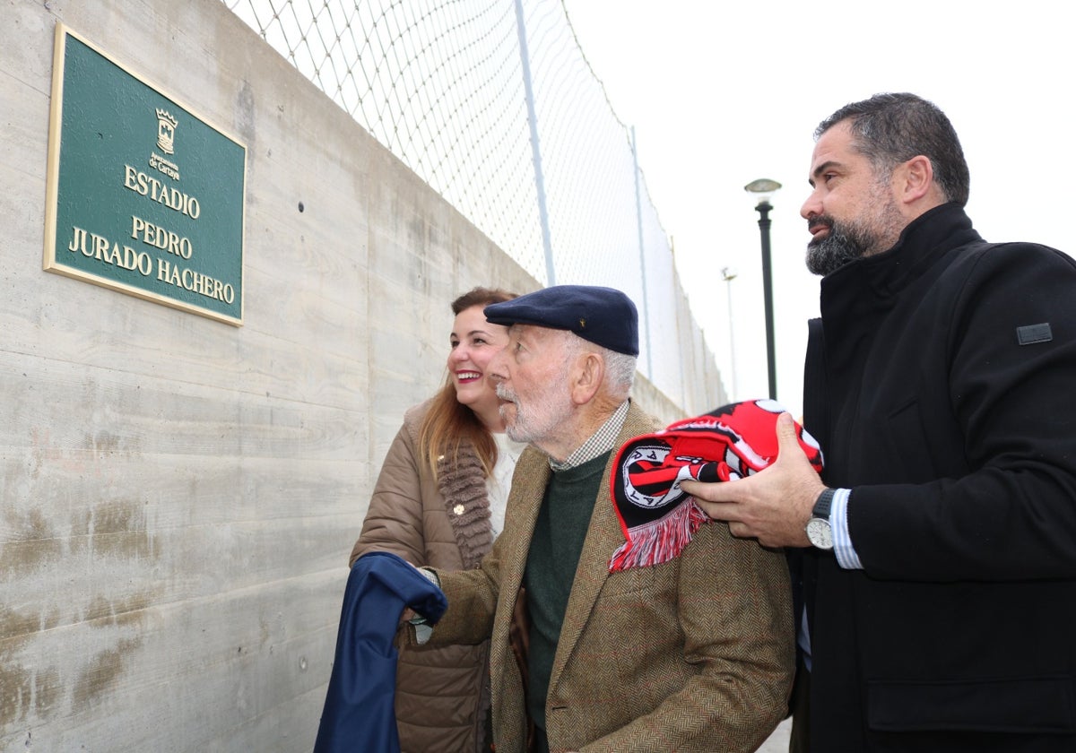 Pedro Jurado, en el centro de la imagen, cuando descubrió la placa con el nombre del estadio local