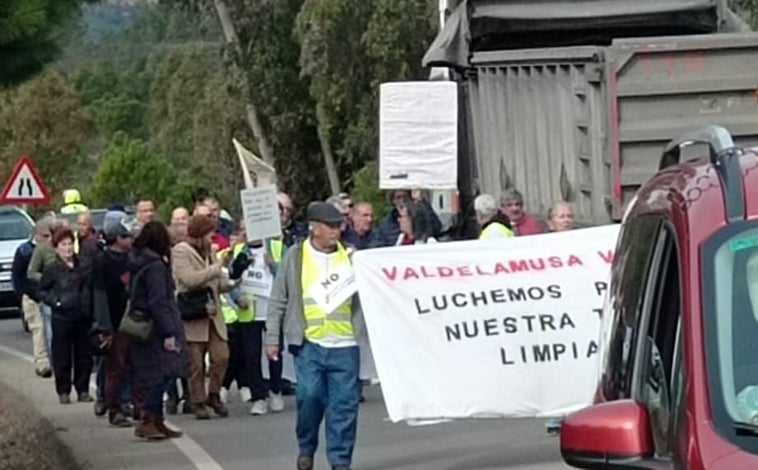 Imagen principal - Vecinos de Valdelamusa se manifiestan contra la balsa de residuos de Matsa