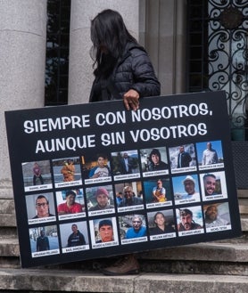 Imagen secundaria 2 - El naufragio del buque Villa de Pitanxo en aguas de Terranova (Canadá), el entierro de Juan Antonio en Lepe y el homenaje de las familiares de las 21 víctimas