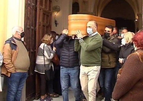 Imagen secundaria 1 - El naufragio del buque Villa de Pitanxo en aguas de Terranova (Canadá), el entierro de Juan Antonio en Lepe y el homenaje de las familiares de las 21 víctimas