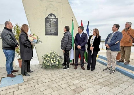 Imagen secundaria 1 - Arriba, Encarni Villegas, viuda de Juan Antonio Cordero, junto a la placa en recuerdo de las víctimas del 'Villa de Pitanxo'. Sobre estas líneas, dos momentos del homenaje que se rindió a los fallecidos en el puerto de El Terrón